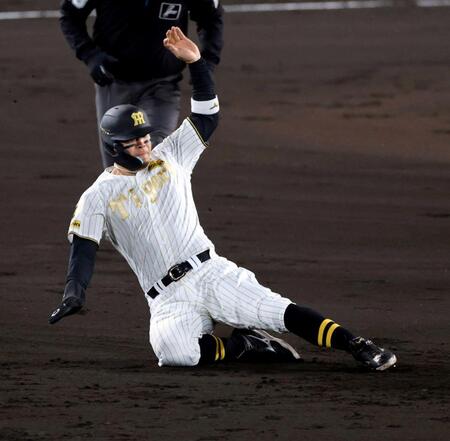 　２回、二盗を決める佐藤輝（撮影・山口登）