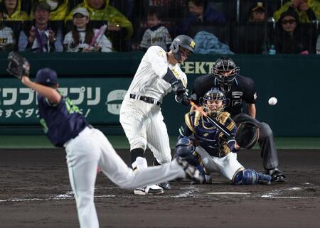 ４回、左翼線に二塁打を放つ佐藤輝（撮影・山口登）