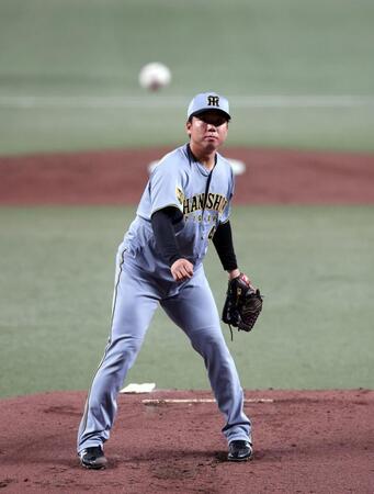 １回、村上はボスラ-にスローボールを投じる（撮影・山口登）