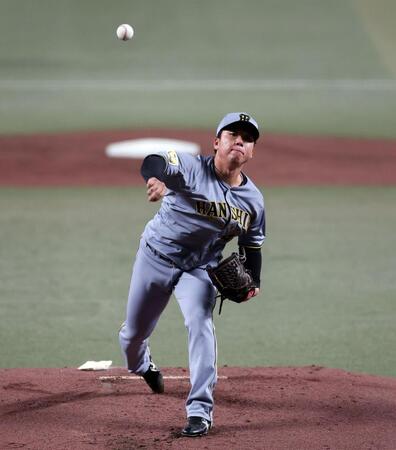 １回、村上はボスラ-にスローボールを投じる（撮影・山口登）