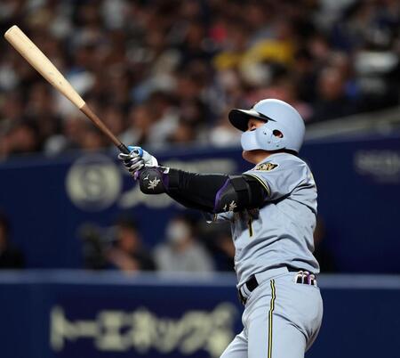 ６回、左中間にソロを放つ森下（撮影・山口登）