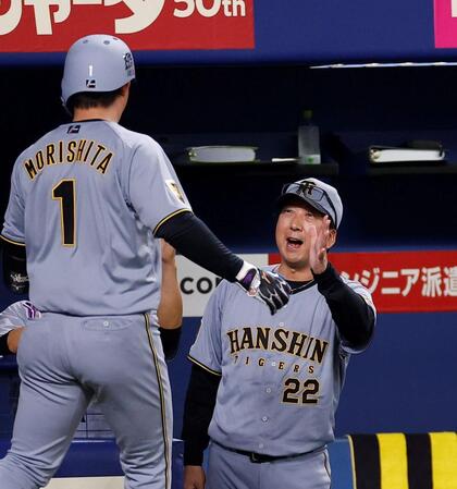 ６回、ソロを放った森下（左）を迎える藤川監督（撮影・西田忠信）