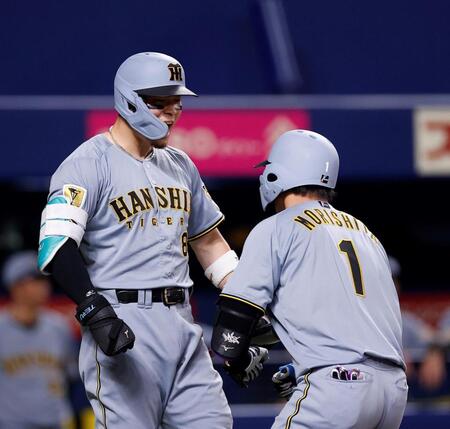 ６回、ソロを放った森下（右）を迎える佐藤輝（撮影・西田忠信）