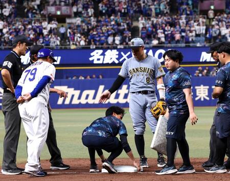 ９回、３塁ベースを交換する（撮影・山口登）