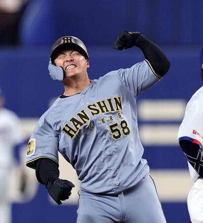 ９回、逆転２点適時二塁打を放ちガッツポーズを決める前川（撮影・山口登）