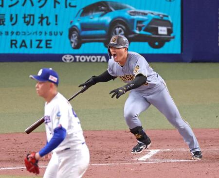 ９回、右翼線へ適時二塁打を放つ代打・前川（撮影・立川洋一郎）