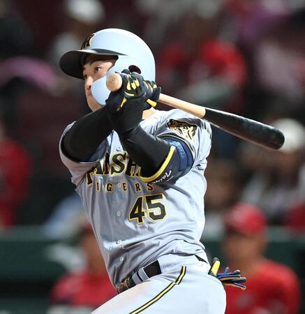 ５回、左前打を放つ佐野（撮影・北村雅宏）