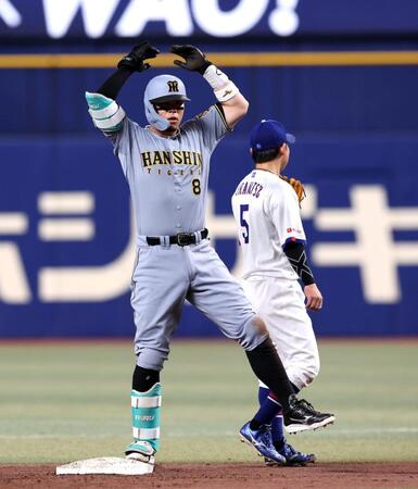 ９回、二塁打を放ちベンチにポーズを送る佐藤輝（撮影・山口登）