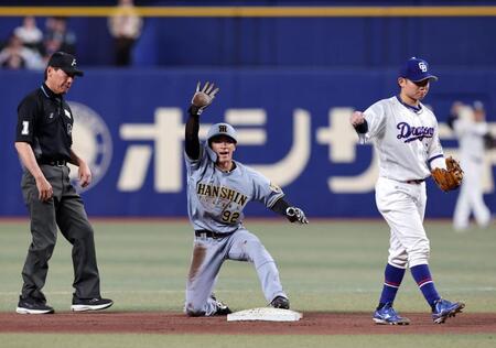 ８回、福島は盗塁を狙うもタッチアウトになり、セーフをアピールする（撮影・山口登）