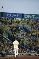 プロ初先発のマウンドに向かう茨木（撮影・西田忠信）