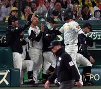 ４回、先制ソロを放った森を迎える茨木（中央左）らナイン（撮影・山口登）