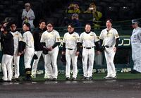 ７回途中、降雨コールドゲームで勝利しベンチを出て、ファンにあいさつする藤川監督（左端）ら阪神ナイン（撮影・山口登）