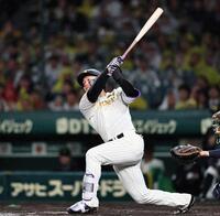 ４回、先制ソロを放つ森下（撮影・田中太一）