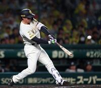 ４回、先制ソロを放つ森下（撮影・西田忠信）