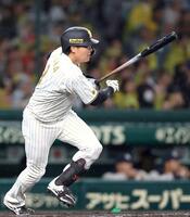 　４回、適時打を放つ大山（撮影・西田忠信）