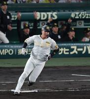 ４回、左前に適時打を放つ大山（撮影・山口登）