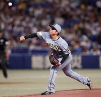 １回、ボスラーに対して５９キロのスローボールを投じる村上（撮影・西田忠信）