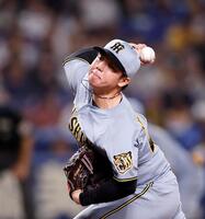 力投する先発の村上（撮影・西田忠信）