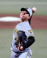 先発し力投する村上（撮影・山口登）