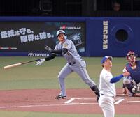 ６回、ソロを放つ森下（撮影・立川洋一郎）