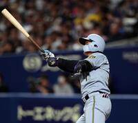 ６回、左中間にソロを放つ森下（撮影・山口登）