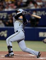 ６回、左中間にソロを放つ森下（撮影・山口登）