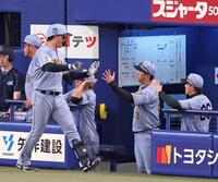 ６回、ソロを放った森下（手前）とタッチを交わす藤川監督（撮影・立川洋一郎）