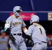 ６回、ソロを放った森下（右）を迎える佐藤輝（撮影・西田忠信）