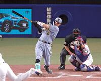 ９回、右翼線へ二塁打を放つ佐藤輝（撮影・立川洋一郎）