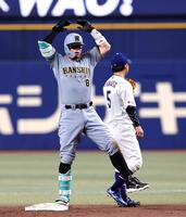 ９回、二塁打を放ちベンチにポーズを送る佐藤輝（撮影・山口登）