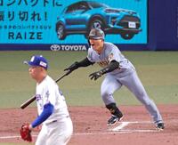 ９回、右翼線へ逆転の２点適時二塁打を放つ代打・前川（撮影・立川洋一郎）