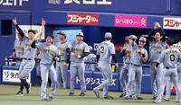 ９回、前川の適時二塁打と相手の失策で逆転に成功し沸き上がる阪神ナイン（撮影・立川洋一郎）