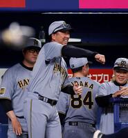 ９回、前川の適時二塁打を喜ぶ藤川監督（撮影・西田忠信）