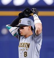 ９回、二塁打を放った佐藤輝（撮影・西田忠信）