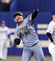 ９回、逆転２点適時二塁打を放ちガッツポーズを決める前川（撮影・山口登）