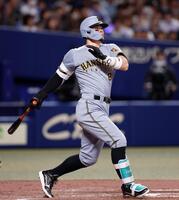 ９回、二塁打を放つ佐藤輝（撮影・西田忠信）