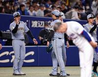 中日に逆転勝利し、笑顔でナインを迎える藤川監督（左）＝撮影・西田忠信