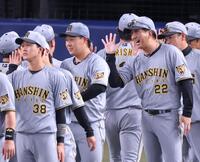 ナインを迎え勝利のタッチを交わす藤川監督（２２）＝撮影・立川洋一郎