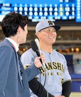 ヒーローインタビューで笑顔を見せる前川（撮影・山口登）