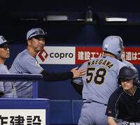 ９回、適時二塁打を放った前川（右）を迎える藤川監督（撮影・西田忠信）