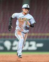 ３回、佐野の打球をラミレスが後逸する間に三塁を陥れる西純（撮影・北村雅宏）