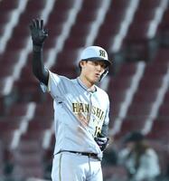 ５回、左前打を放ち、右手を上げる西純（撮影・北村雅宏）