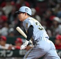 ４回、中前打を放つ代打・糸原（撮影・北村雅宏）