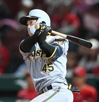 ５回、左前打を放つ佐野（撮影・北村雅宏）