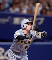 ９回、適時二塁打を放つ近本（撮影・西田忠信）