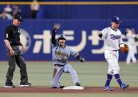 ８回、福島は盗塁を狙うもタッチアウトになり、セーフをアピールする（撮影・山口登）