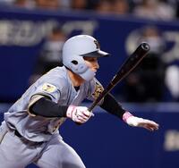 ８回、右前打を放つ代打の福島（撮影・西田忠信）