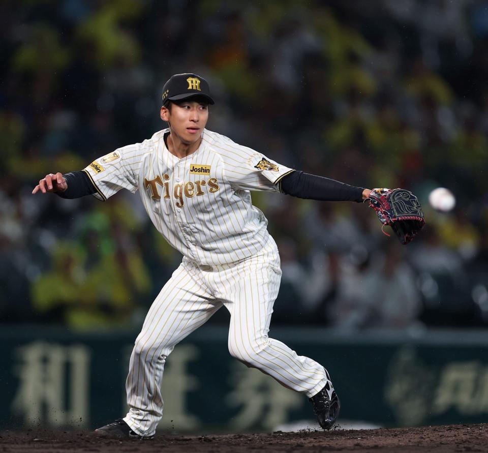 ５回、長岡を二ゴロに仕留める茨木（撮影・西田忠信）