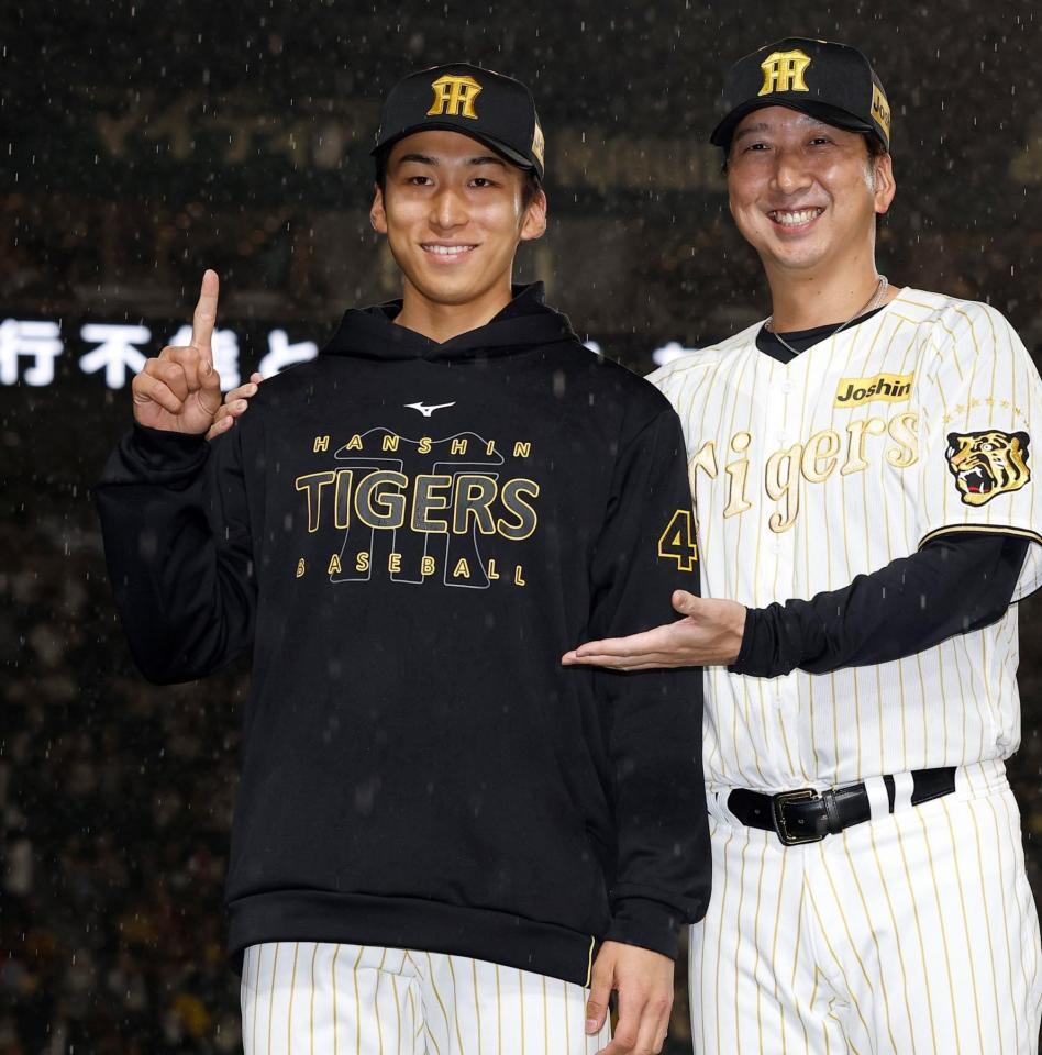 プロ初勝利を挙げ、藤川監督（右）と笑顔で写真に納まる茨木（撮影・西田忠信）