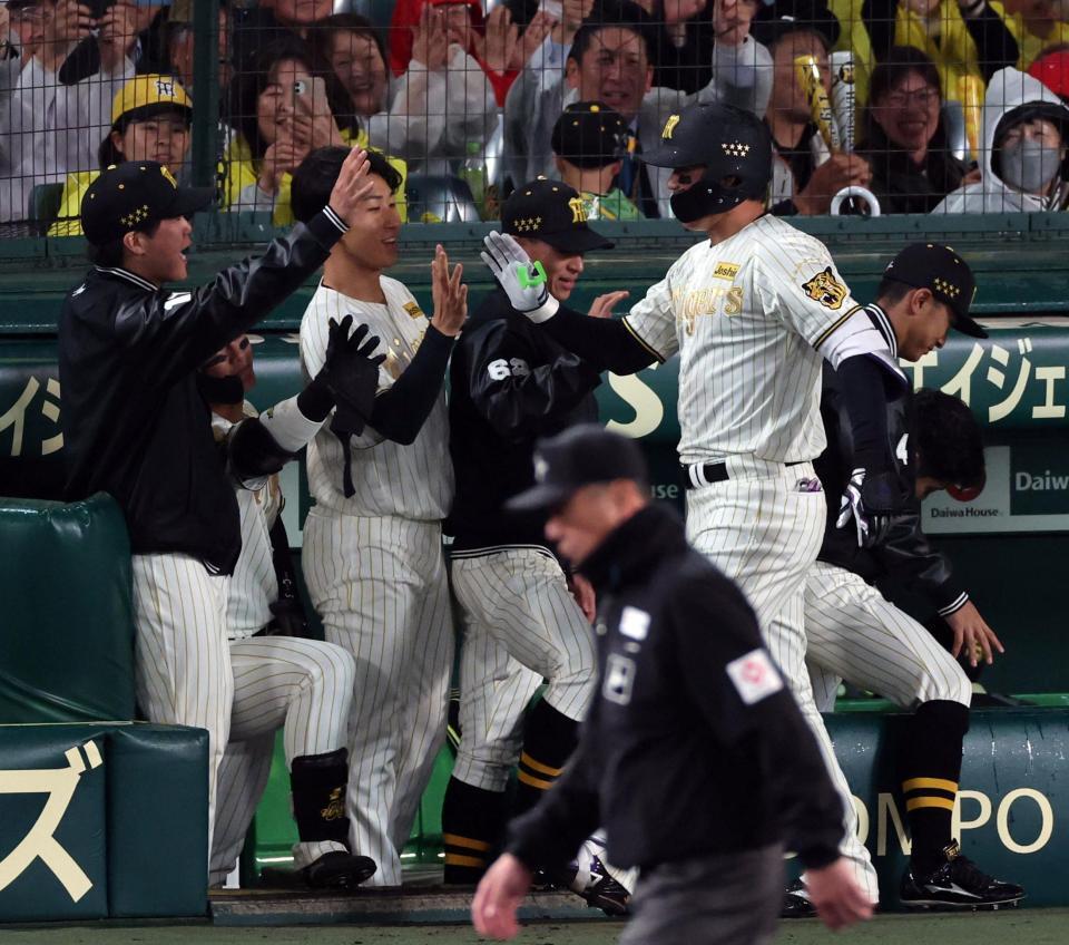 ４回、先制ソロを放った森を迎える茨木（中央左）らナイン（撮影・山口登）